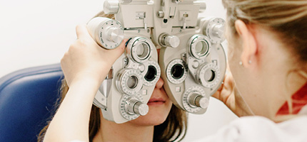 Eine Frau beim Optiker zum Sehtest.